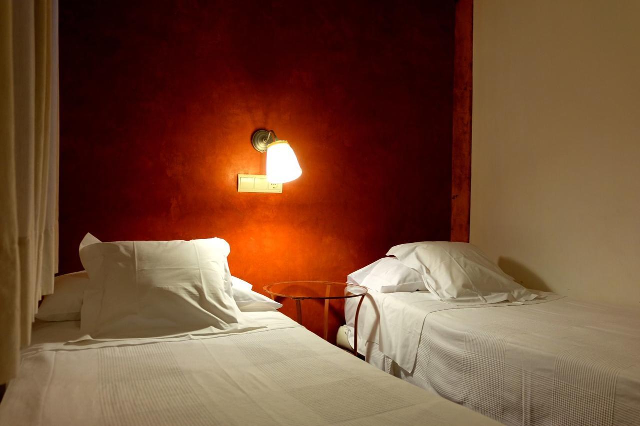 Hotel Carmen Roses Bagian luar foto